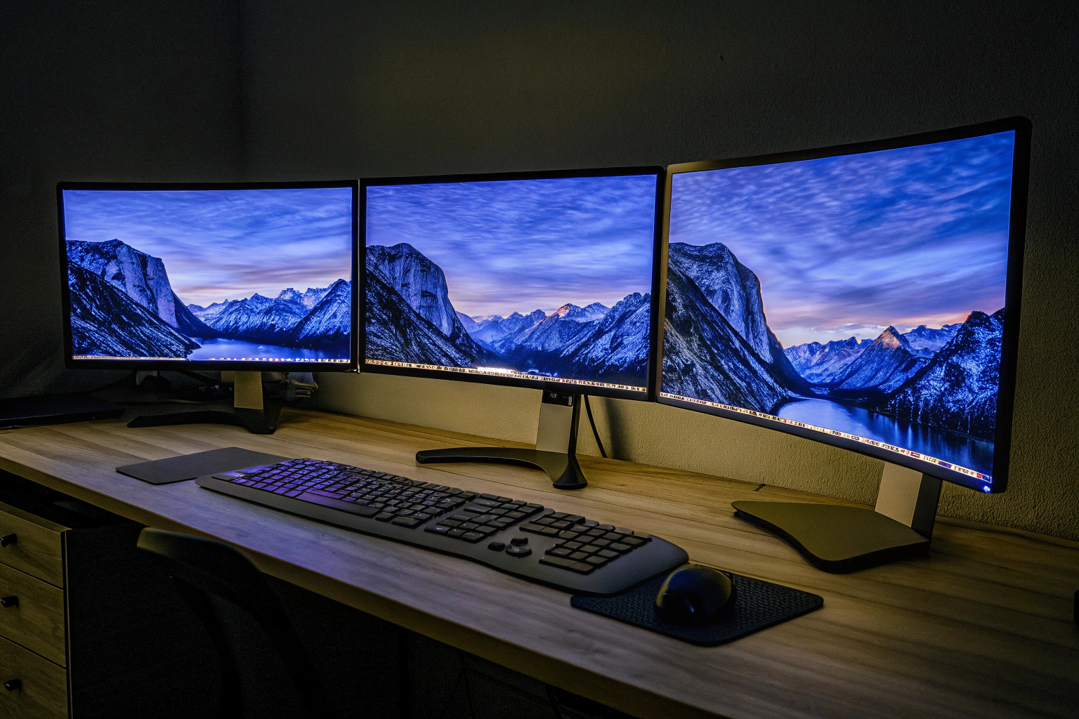 Ein Desktop-PC mit mehreren angeschlossenen Monitoren und Peripheriegeräten. Desktop-PC mit mehreren Monitoren
