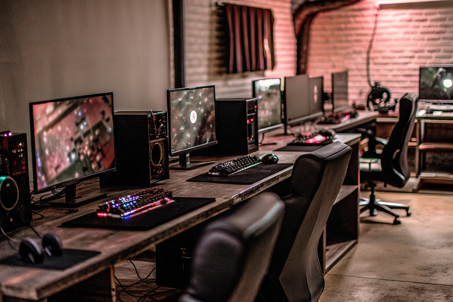 Diverses Gaming-Team bei der Arbeit