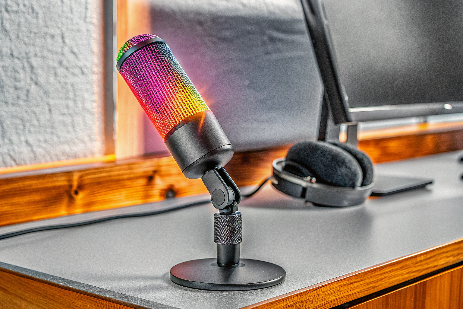 Ein dynamisches Mikrofon mit RGB-Beleuchtung, perfekt für Streaming-Setups. Dynamisches Mikrofon mit RGB-Beleuchtung