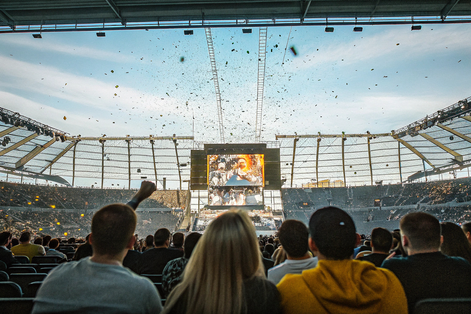 Ein E-Sport-Event mit beleuchteten Bühnen und jubelnden Zuschauern. E-Sport Event