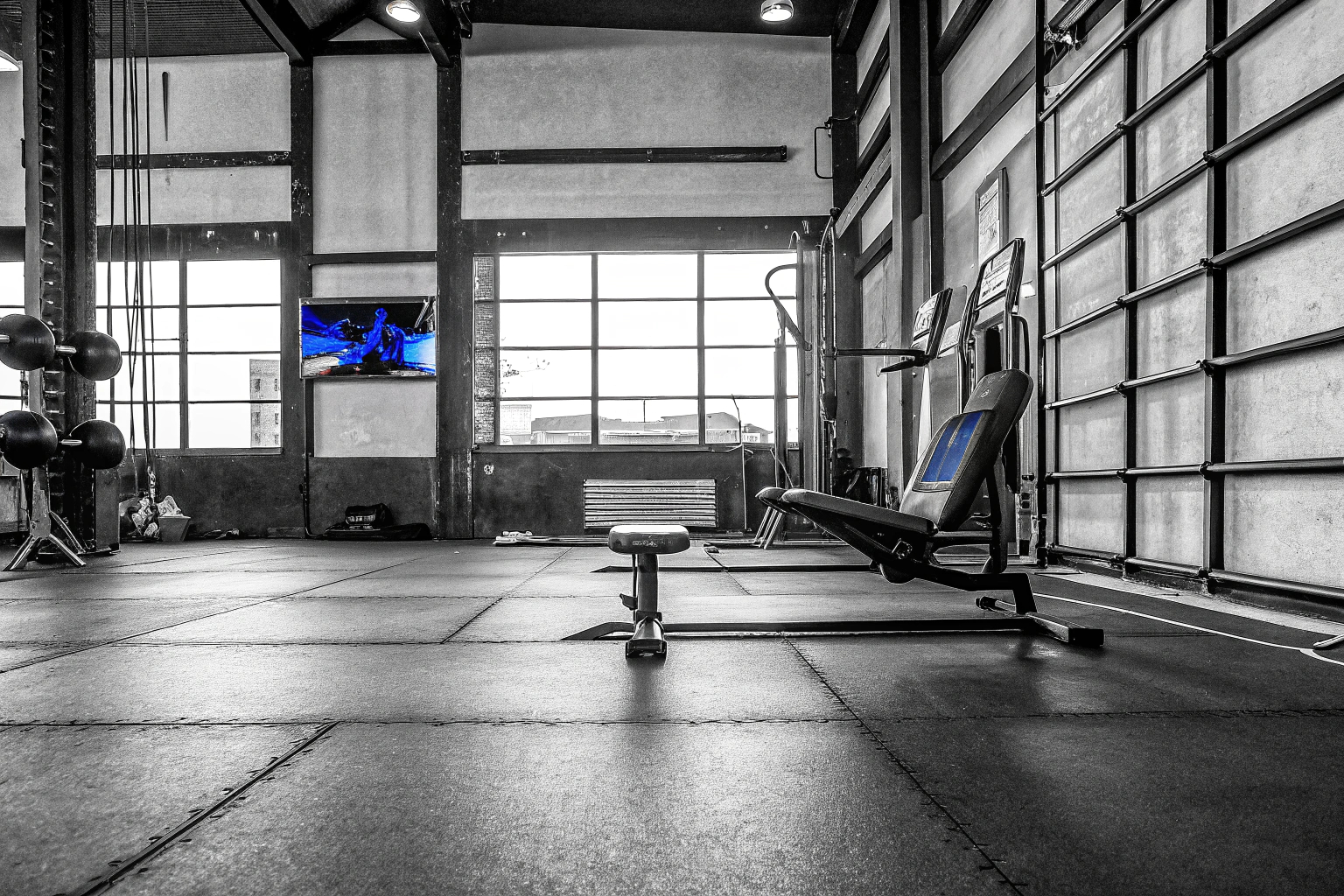 Ein E-Sportler beim Fitness-Training, um seine körperliche Kondition zu verbessern. E-Sportler beim Fitness-Training