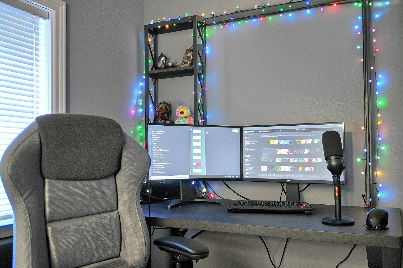 Ein engagierter Streamer, der mit seiner Community interagiert. Streamer interagiert mit seiner Community