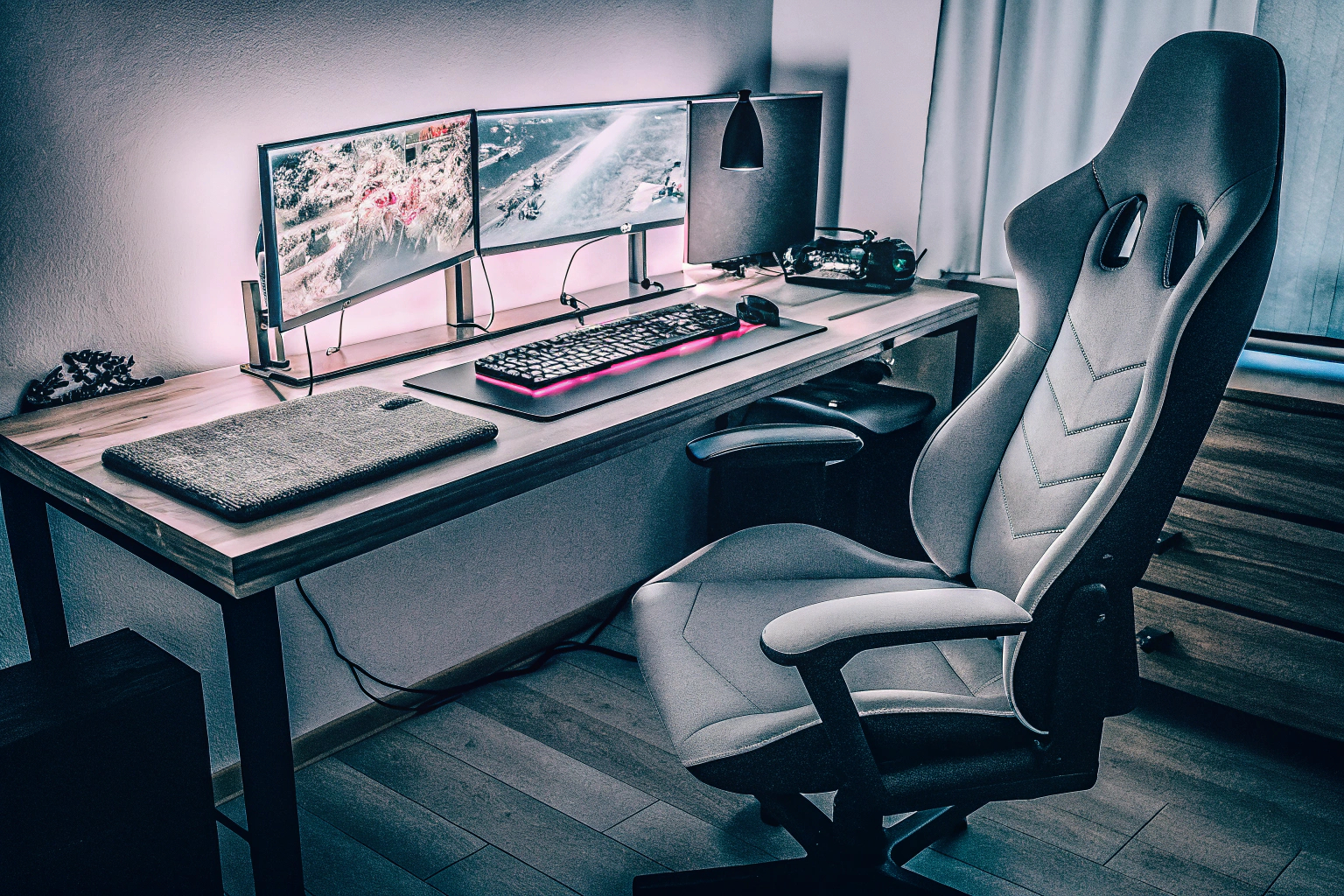 Ein ergonomisch eingerichteter Gaming-Arbeitsplatz mit RGB-Beleuchtung und komfortablen Stühlen. Ergonomisches Gaming-Setup