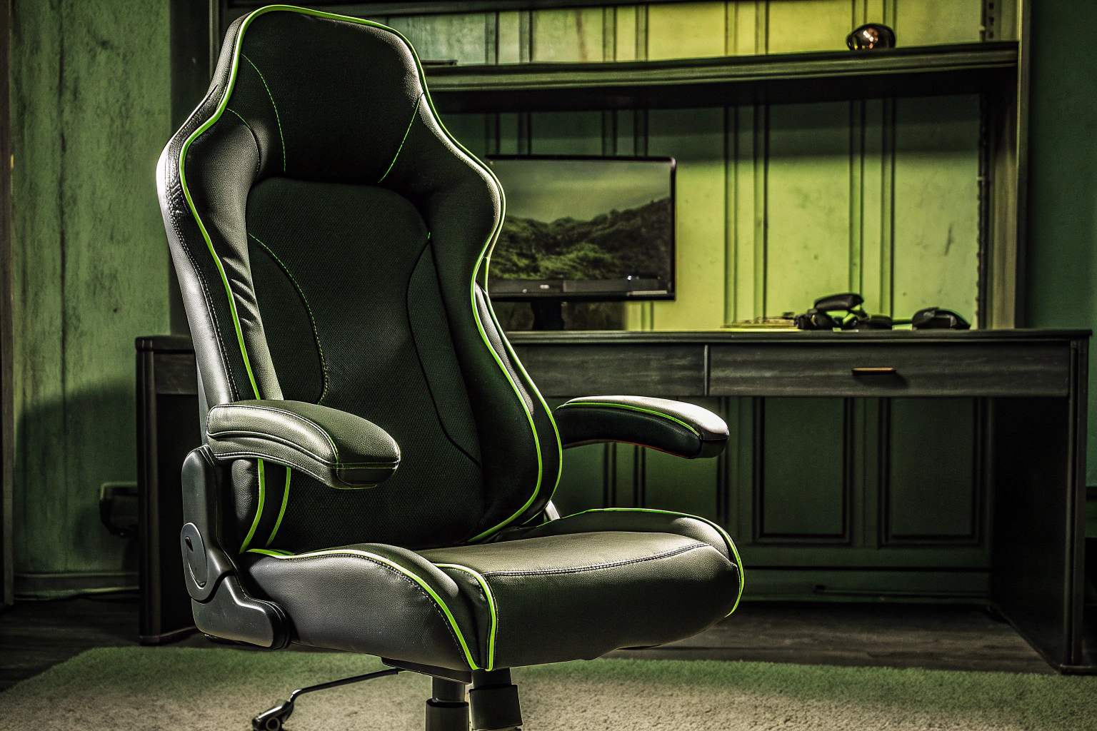 Ein ergonomisch eingestellter Gaming-Stuhl in einem modernen Gaming-Setup. Ergonomisch eingestellter Gaming-Stuhl