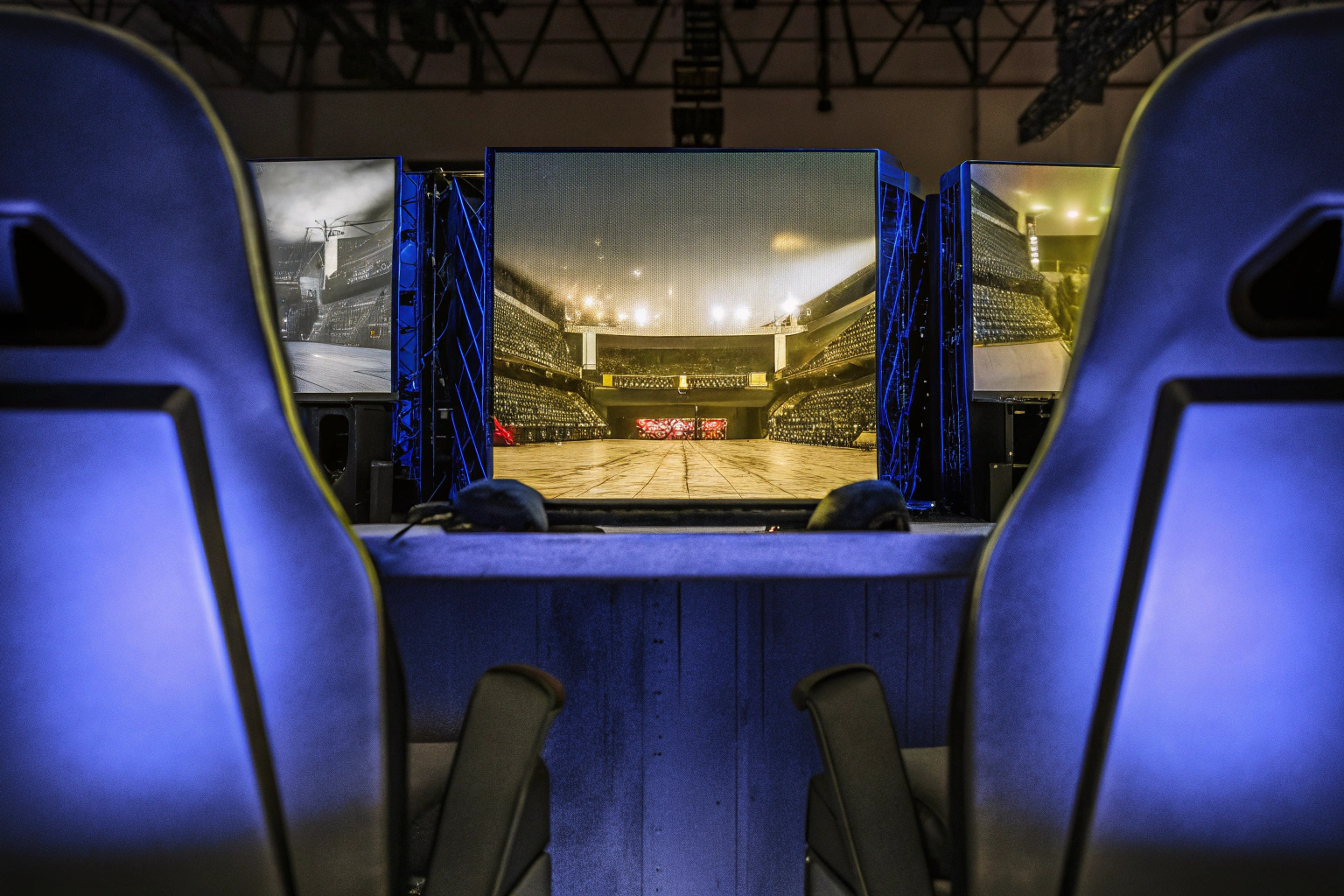 Ein eSports-Turnier mit begeisterten Zuschauern und Spielern in Action. eSports-Turnier