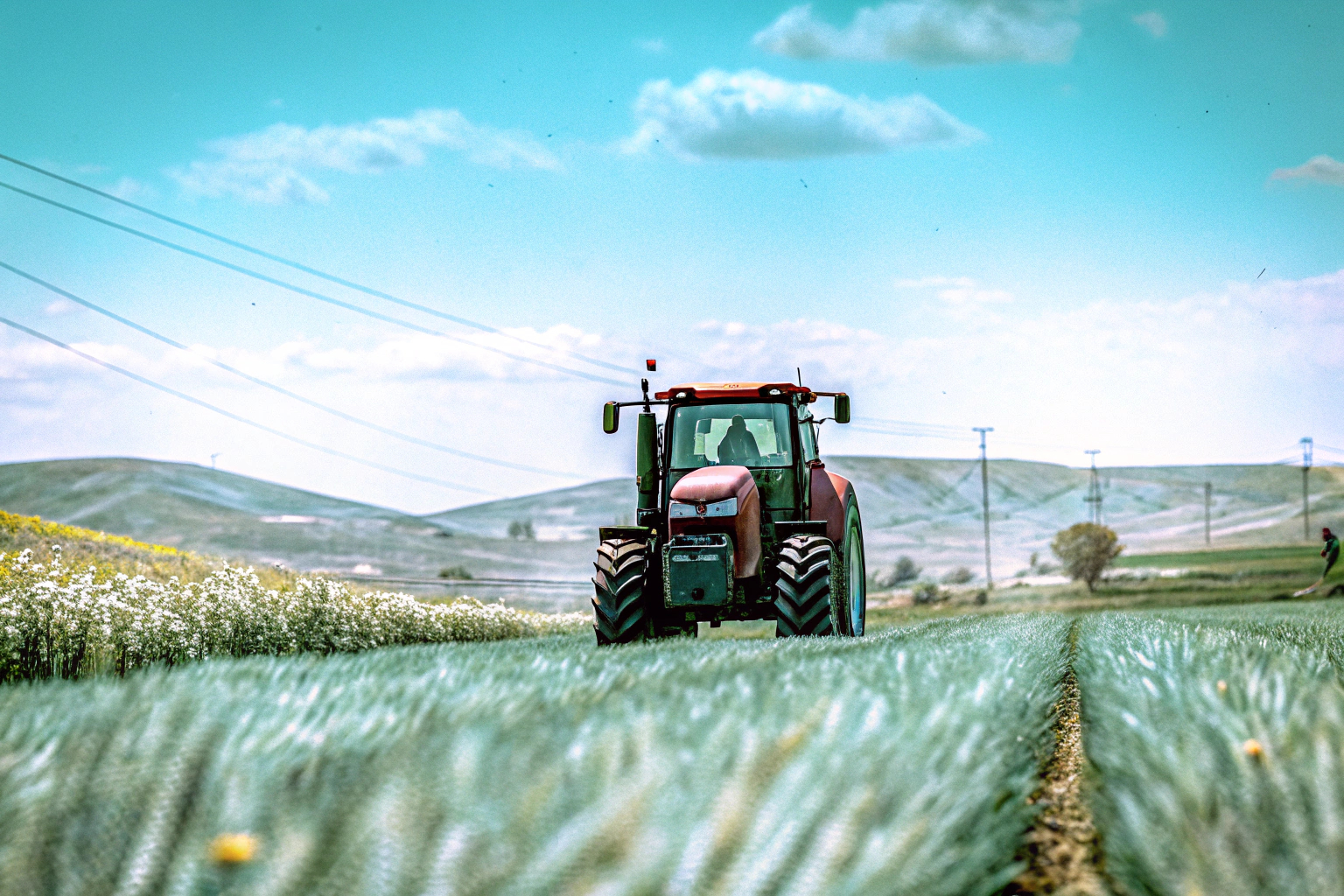 Ein Foto eines modernen Traktors im Landwirtschafts-Simulator 19 bei der Arbeit auf einem virtuellen Feld. Moderner Traktor in Landwirtschafts-Simulator 19