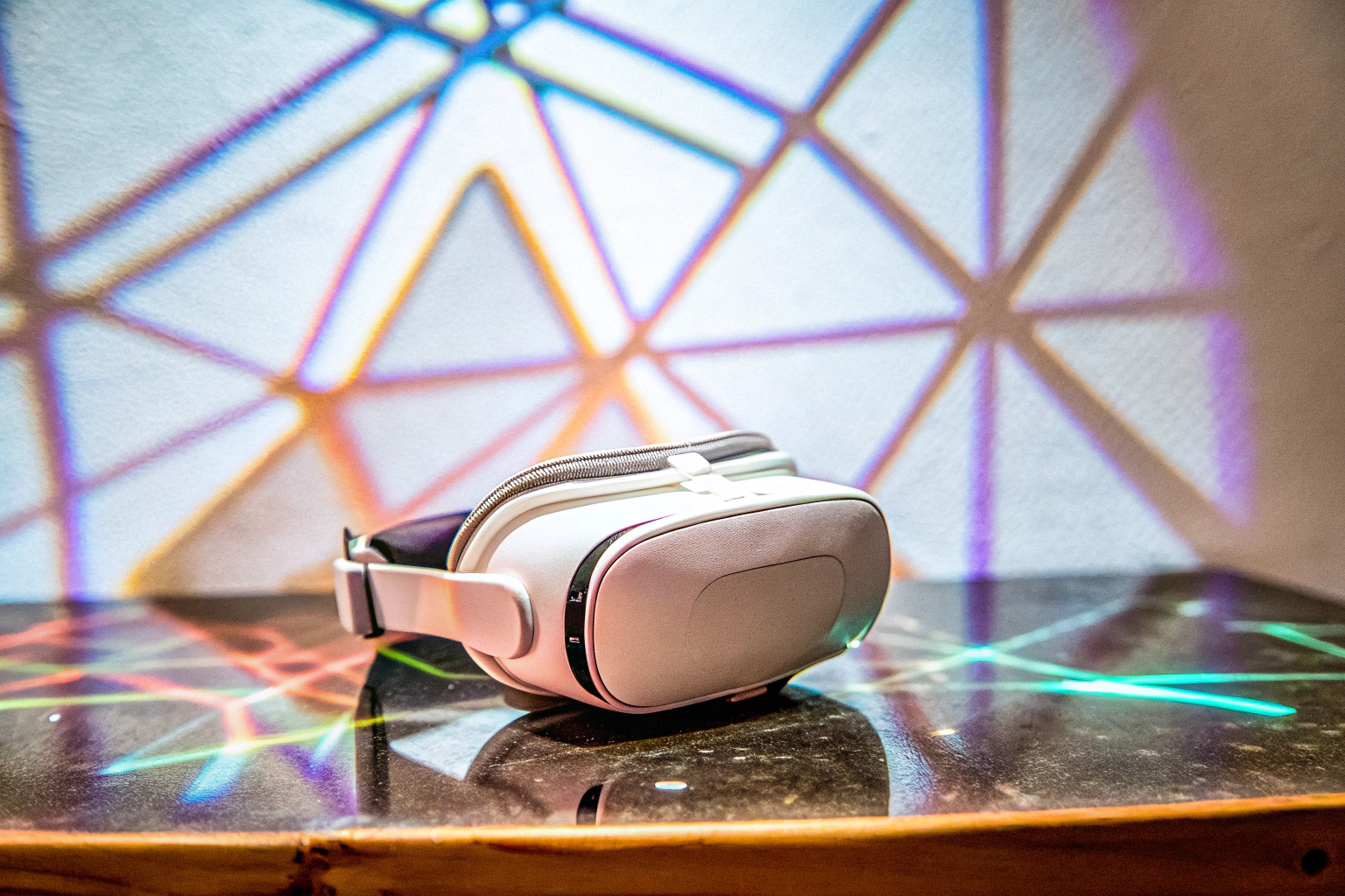Ein futuristisches VR-Headset, das die Möglichkeiten der virtuellen Realität symbolisiert. Futuristisches VR-Headset