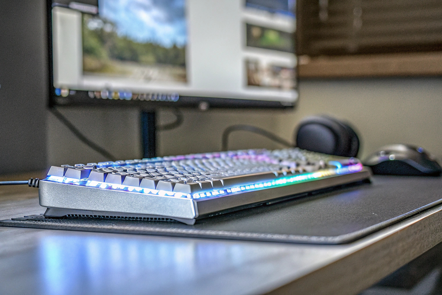 Gamer mit RGB-Tastatur
