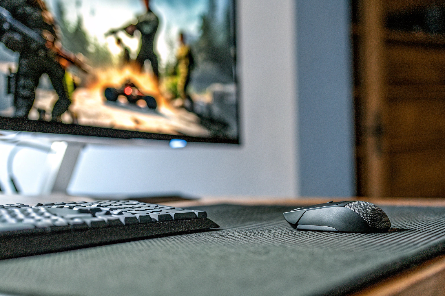 Ein Gamer analysiert konzentriert Gameplay-Aufnahmen auf einem Monitor Gamer analysiert Spielszenen