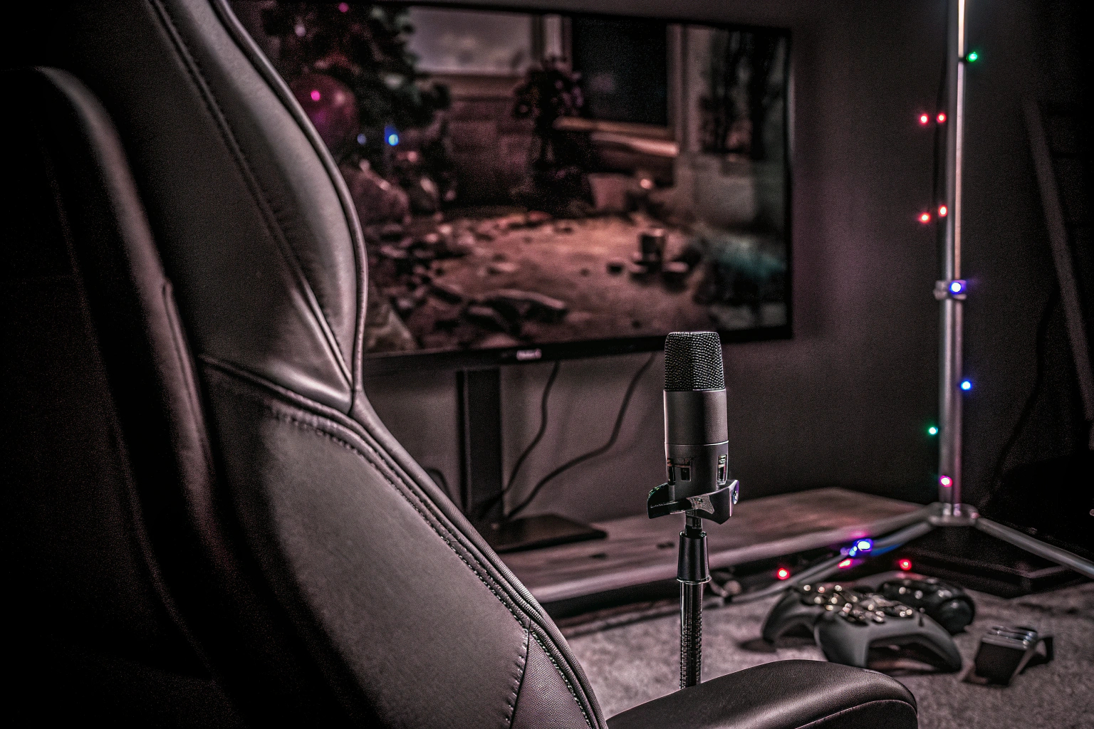 Ein Gamer bei der Aufnahme eines Let's Play Videos mit einem professionellen Mikrofon. Gamer bei der Aufnahme eines Let's Play Videos