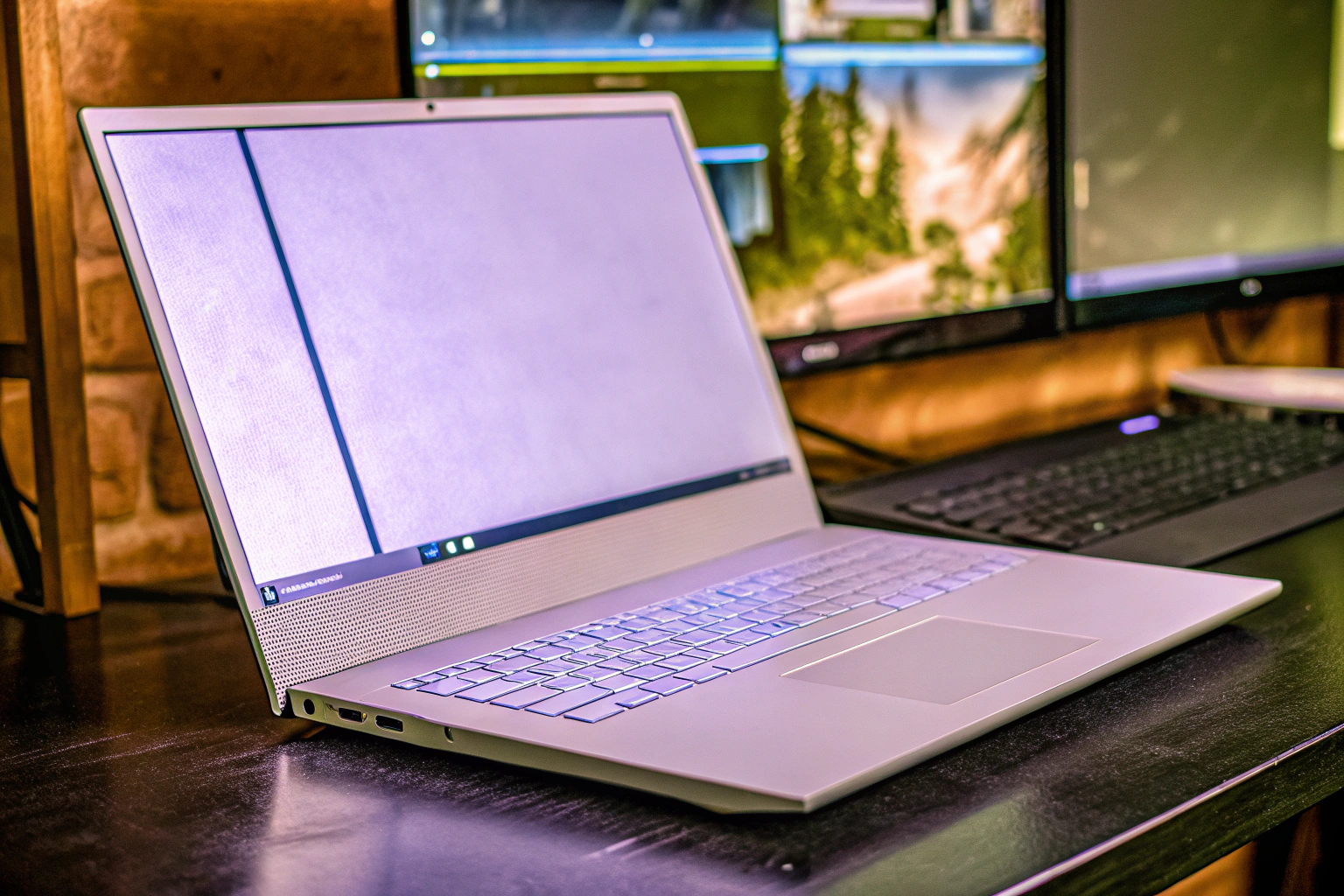 Gamer mit optimiertem Gaming-Laptop