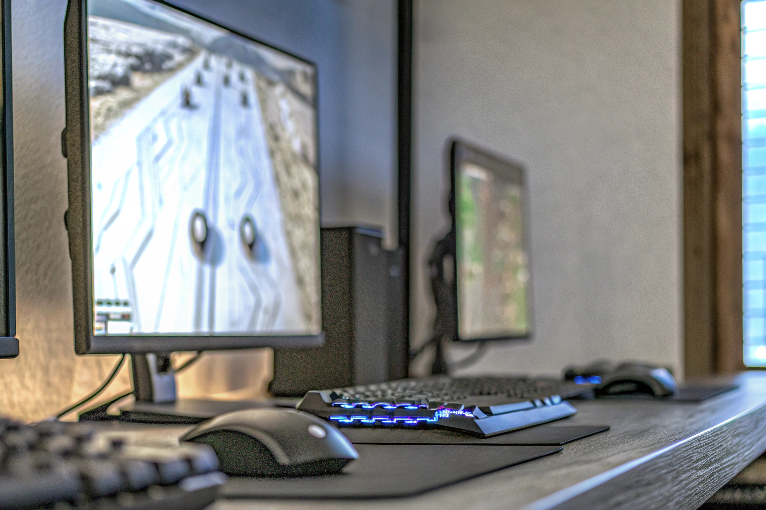 Ein Gamer, der an einem Computer arbeitet, um ein Spiel zu modifizieren. Gamer beim Modding eines Spiels