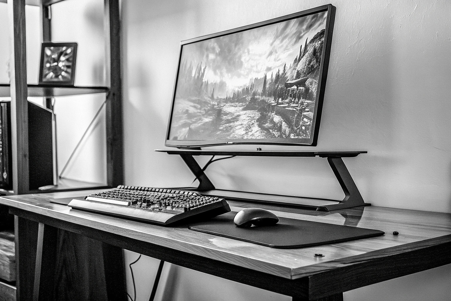 Ein Gamer, der an einem ergonomisch eingestellten Monitor spielt. Ergonomisch eingestellter Gaming-Monitor