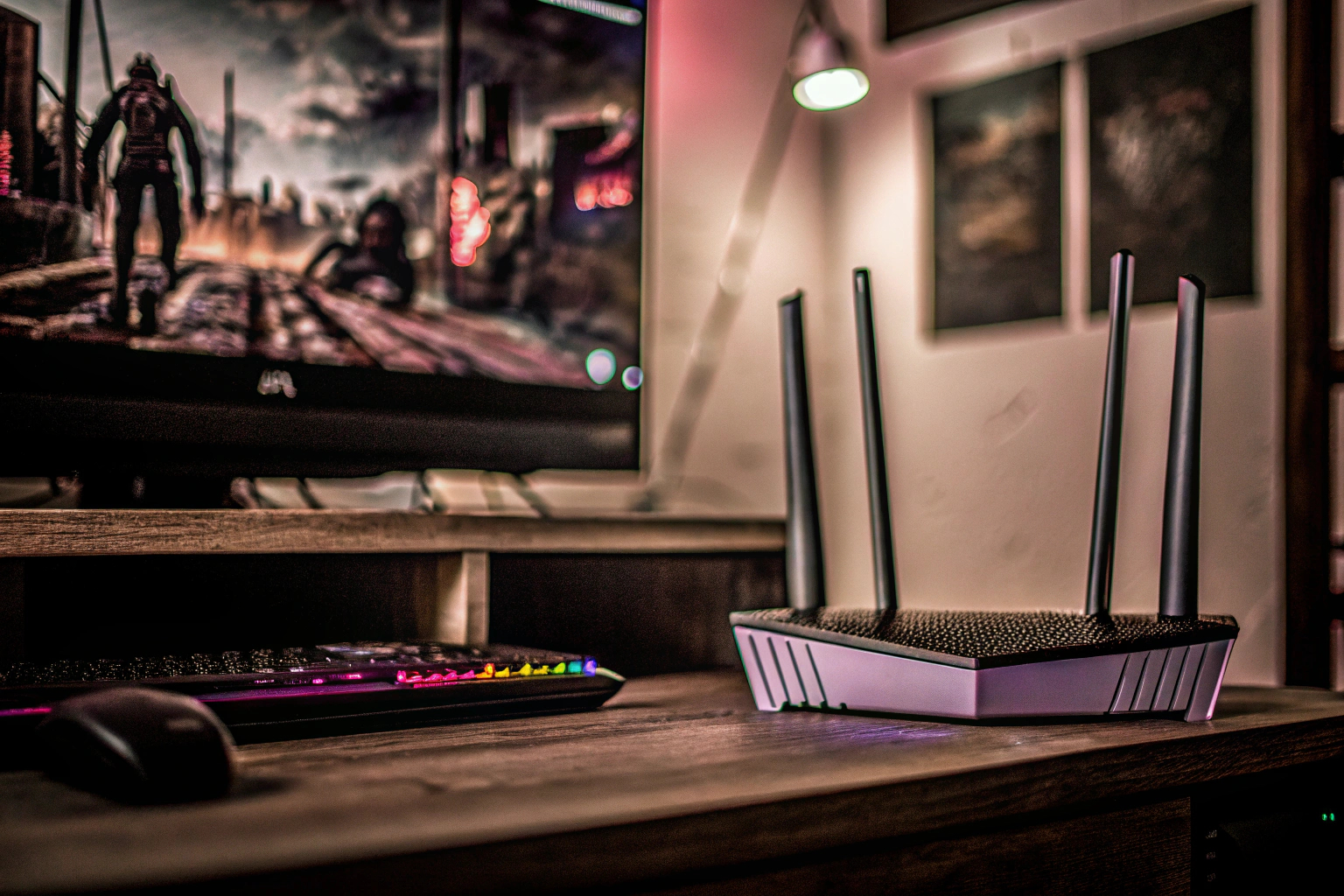 Ein Gamer, der an einem Schreibtisch mit einem High-End-Gaming-Setup sitzt, einschließlich eines modernen Gaming-Routers. Gamer mit High-End-Gaming-Setup