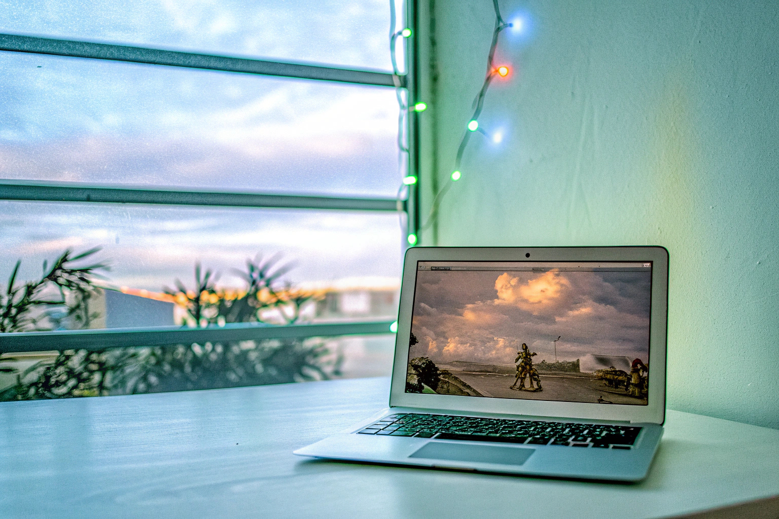 Ein Gamer, der auf einem Laptop ein Cloud-Spiel spielt, mit einer stabilen Internetverbindung. Gamer mit Cloud-Spiel