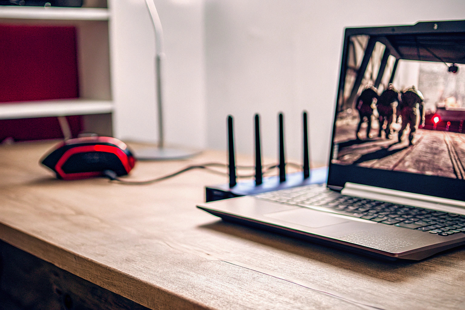 Gamer mit Router im Hintergrund