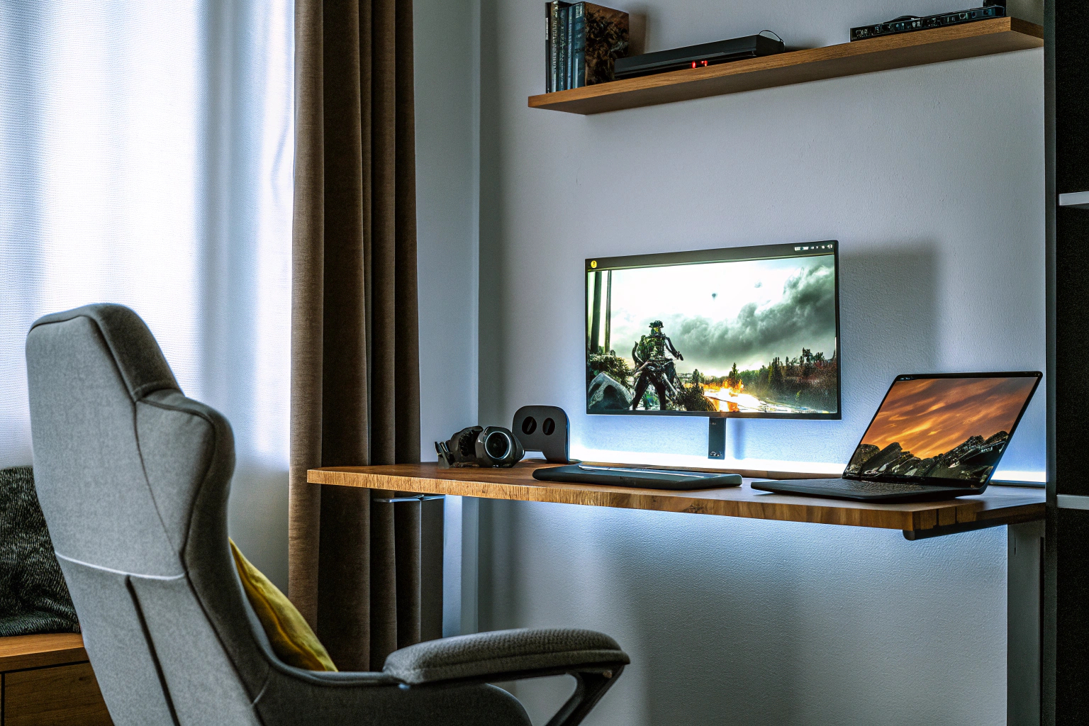 Ein Gamer, der auf verschiedenen Geräten Cloud Gaming nutzt. Cloud Gaming auf verschiedenen Geräten