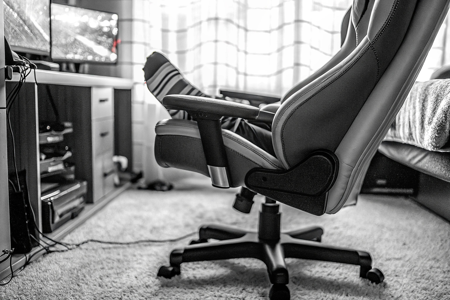 Ein Gamer, der bequem auf einem ergonomischen Stuhl sitzt und die FLIPLINE Fußstütze benutzt. Ergonomischer Gaming-Stuhl mit Fußstütze