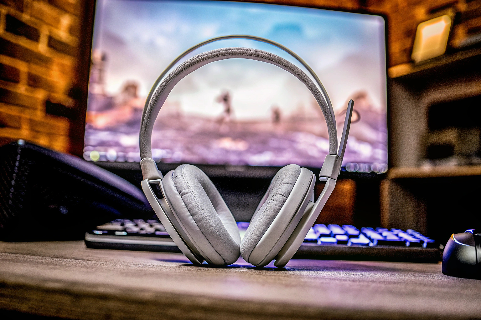 Ein Gamer, der das Ozeino OW810 Headset trägt und in einem intensiven Spiel versunken ist. Gamer mit Ozeino OW810 Gaming Headset