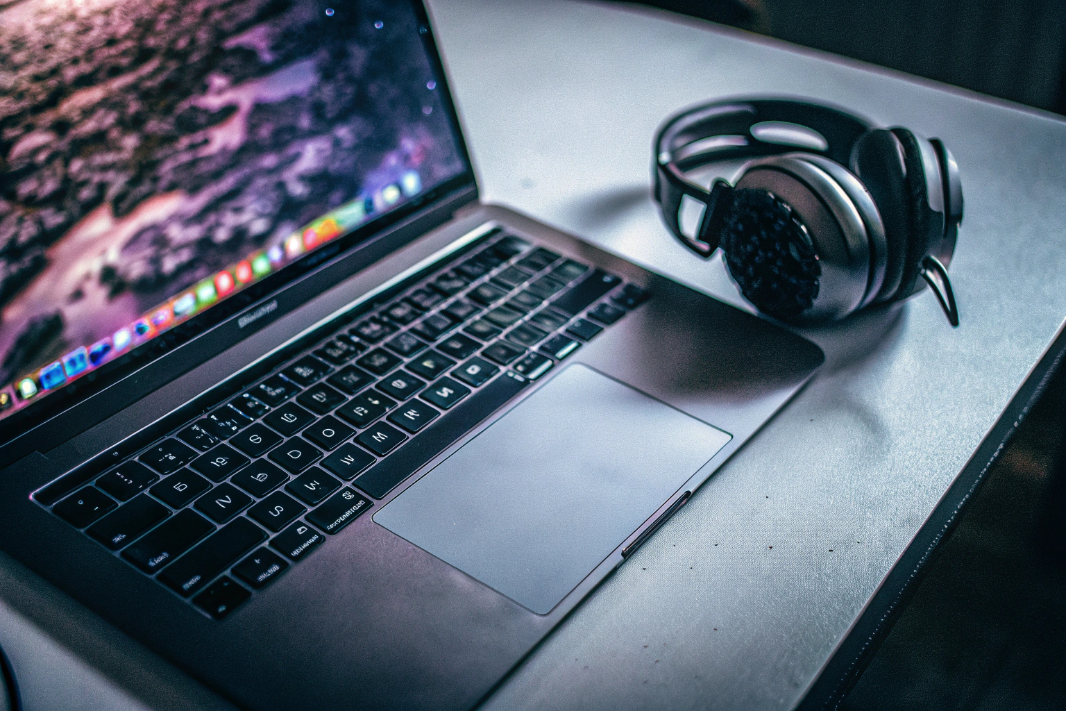 Ein Gamer, der ein Cloud-Gaming-Spiel auf einem Laptop spielt, mit einem Headset für ein intensives Erlebnis. Cloud-Gaming auf dem Laptop
