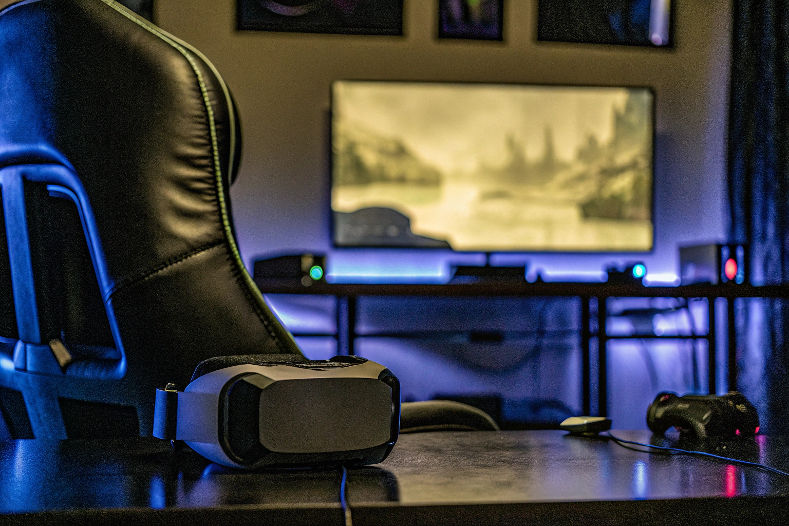 Ein Gamer, der ein VR-Headset trägt und ein Spiel spielt. Gamer mit VR-Headset
