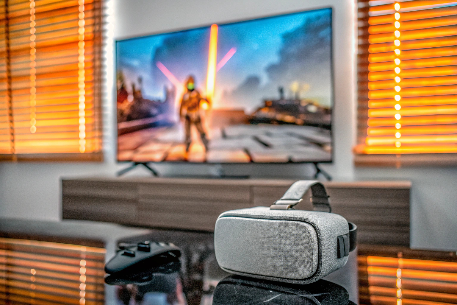 Ein Gamer, der ein VR-Headset verwendet und in ein actiongeladenes Spiel vertieft ist. Gamer mit VR-Headset