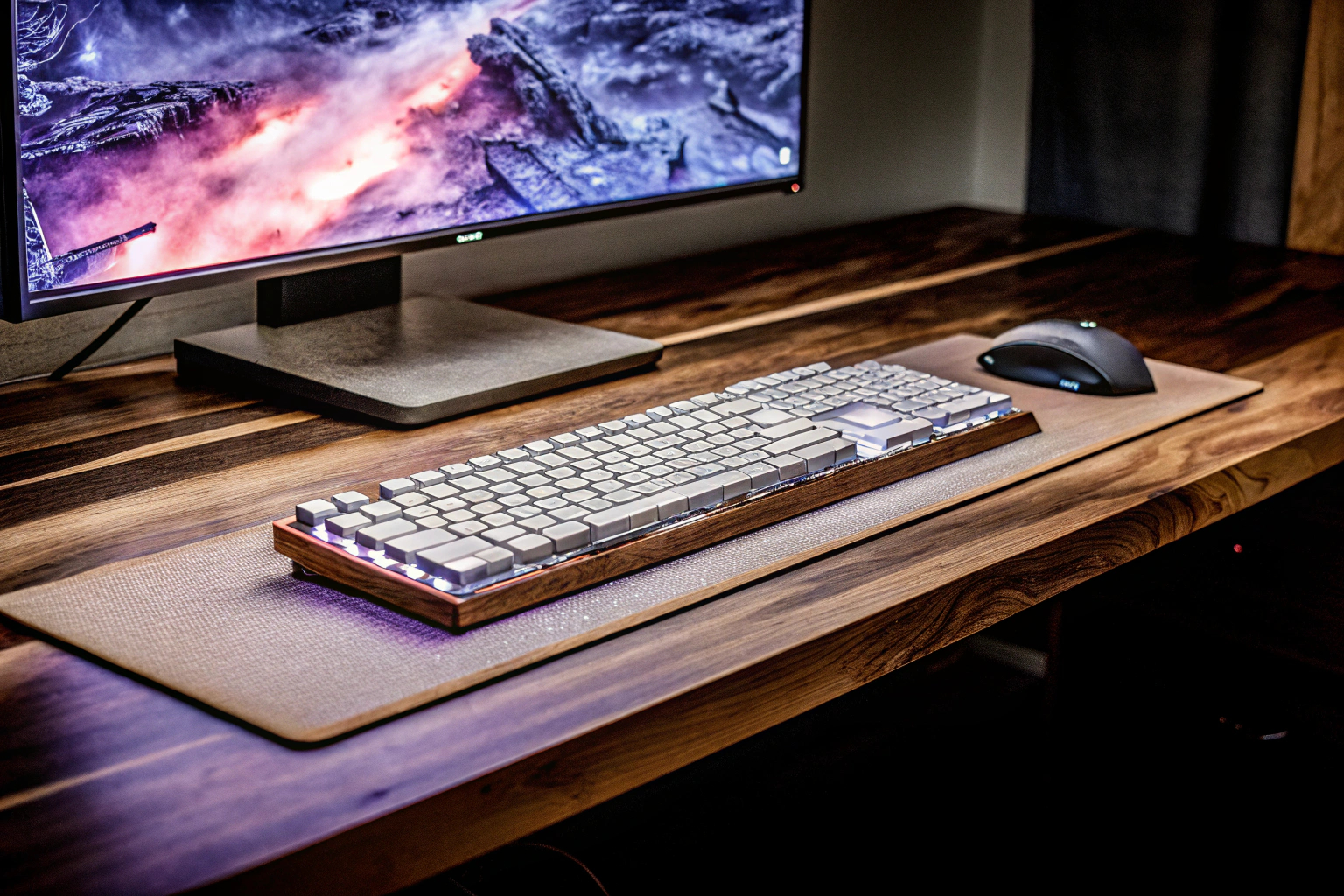 Ein Gamer, der in einem aufregenden Spiel versunken ist, vor einem hochwertigen Monitor. Gamer mit hochwertigem Monitor