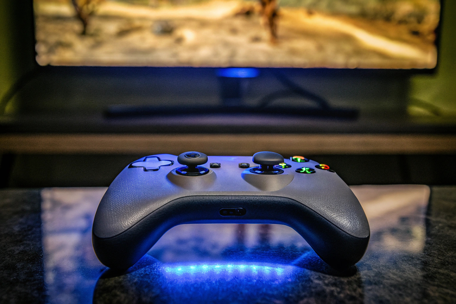 Ein Gamer, der mit einem Cloud-Gaming-Controller spielt. Cloud-Gaming-Controller im Einsatz