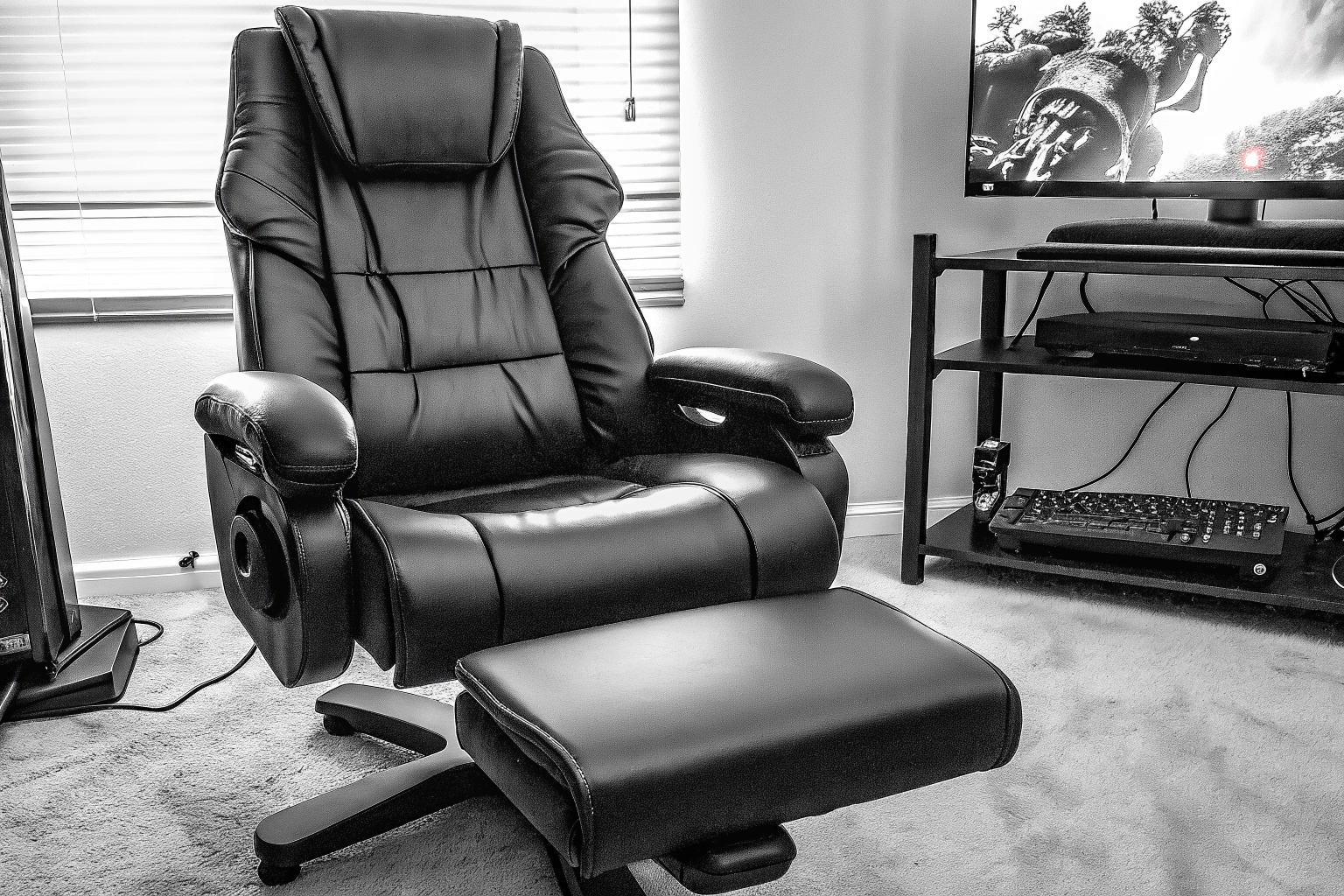 Ein Gamer entspannt sich auf einem Gaming-Stuhl mit Massagefunktion und Fußstütze. Gamer auf einem komfortablen Gaming-Stuhl