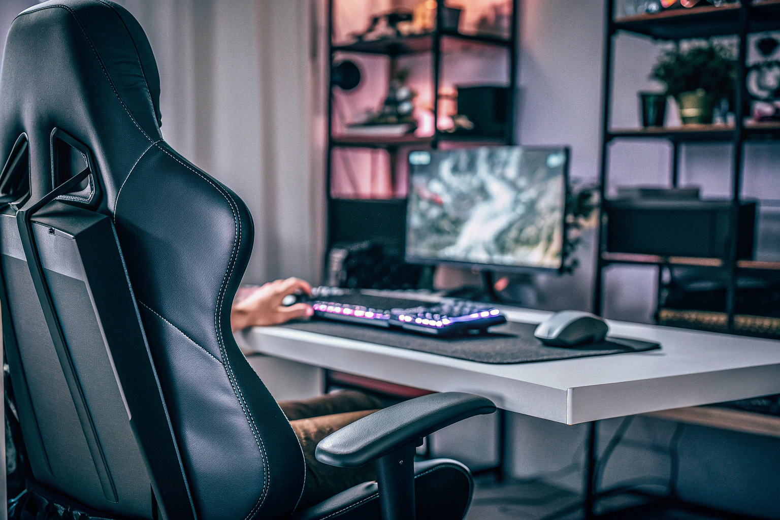 Ein Gamer in einer ergonomischen Sitzposition während des Spielens Ergonomische Sitzposition beim Gaming