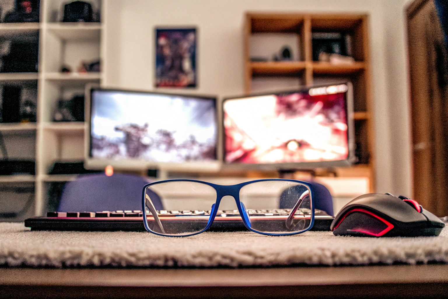 Ein Gamer mit Blaulichtfilter-Brille vor einem Gaming-Setup. Blaulichtfilter-Brille beim Gaming