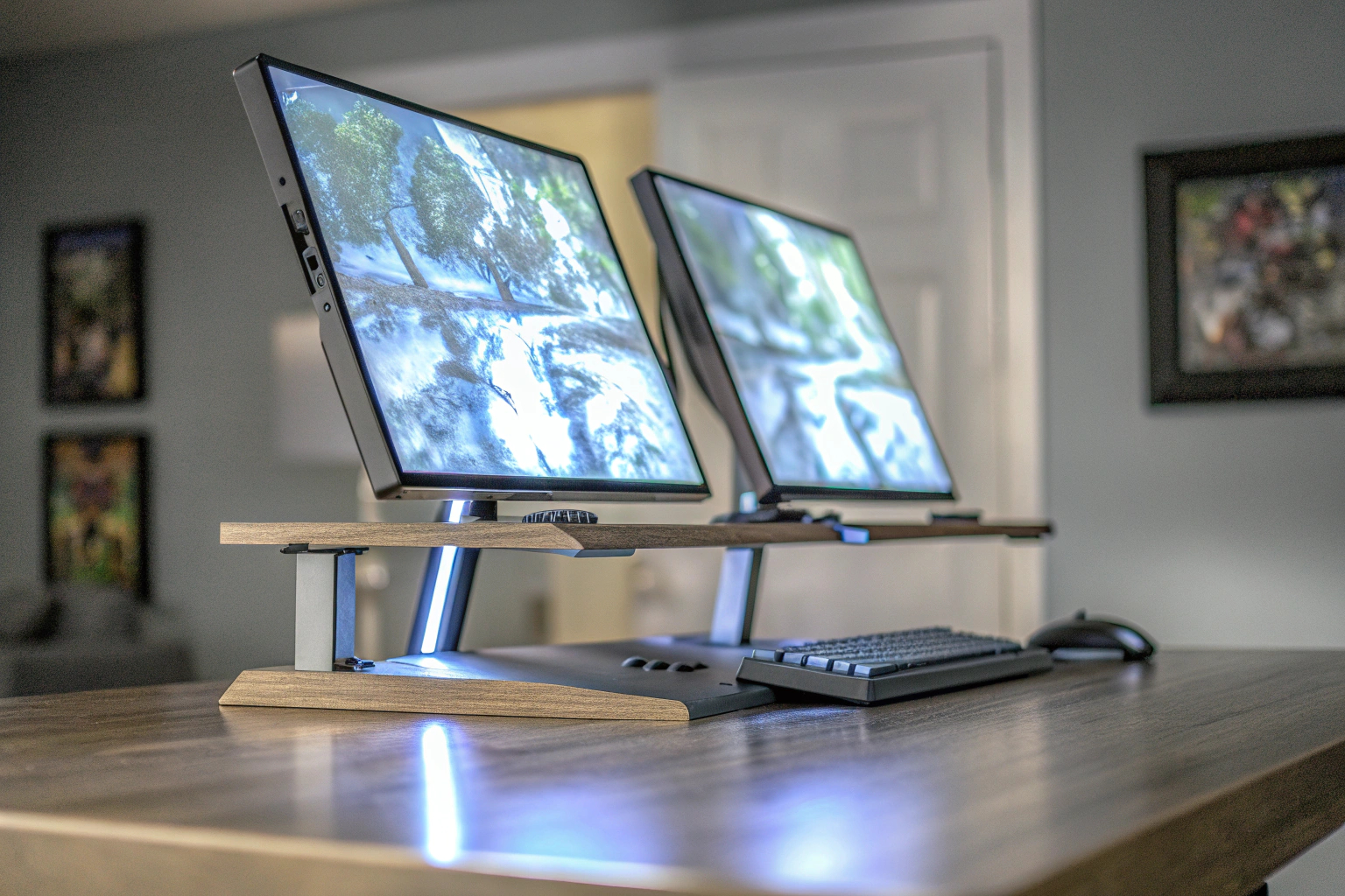 Ein Gamer sitzt an einem Schreibtisch mit einem Dual-Monitor-Setup, unterstützt durch einen Holzständer. Dual Monitor Setup