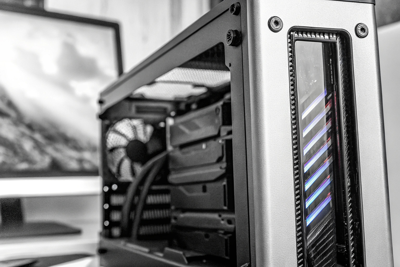Ein Gamer spielt an einem PC mit einer leistungsstarken SSD, um schnellere Ladezeiten zu erleben. Gamer spielt auf einem PC mit SSD