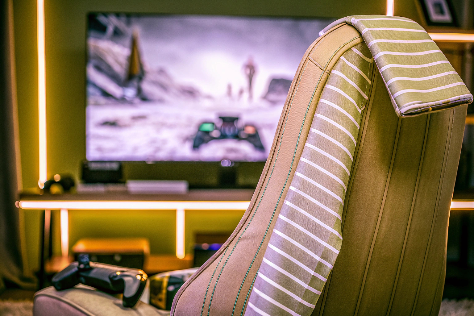 Ein Gamer trägt den Nyfter Gaming Arm Sleeve während einer intensiven Gaming-Session. Gamer mit Arm Sleeve