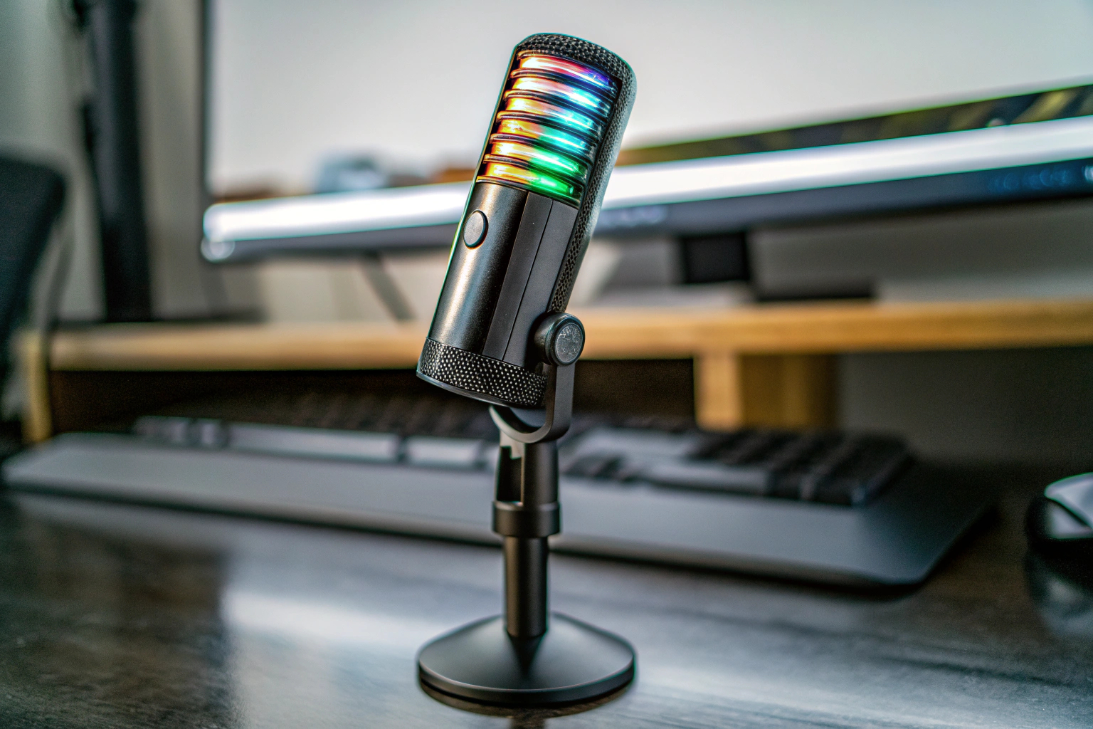 Ein Gaming-Mikrofon mit RGB-Beleuchtung, das auf einem Schreibtisch steht. RGB Gaming-Mikrofon auf einem Schreibtisch