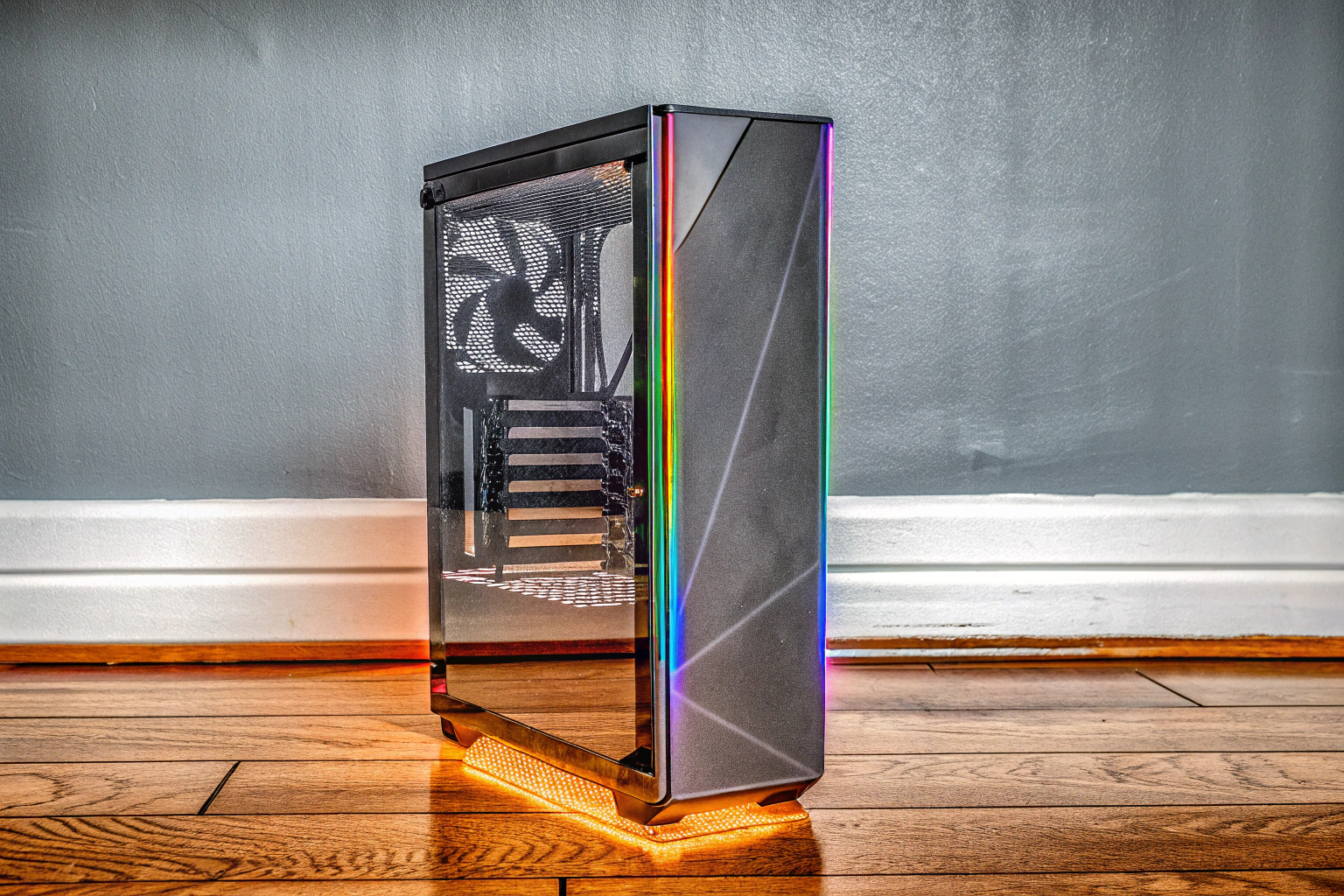 Ein Gaming-PC-Gehäuse mit RGB-Beleuchtung und einem klaren Sichtfenster, das die Hardware im Inneren zeigt. Gaming-PC-Gehäuse mit RGB-Beleuchtung