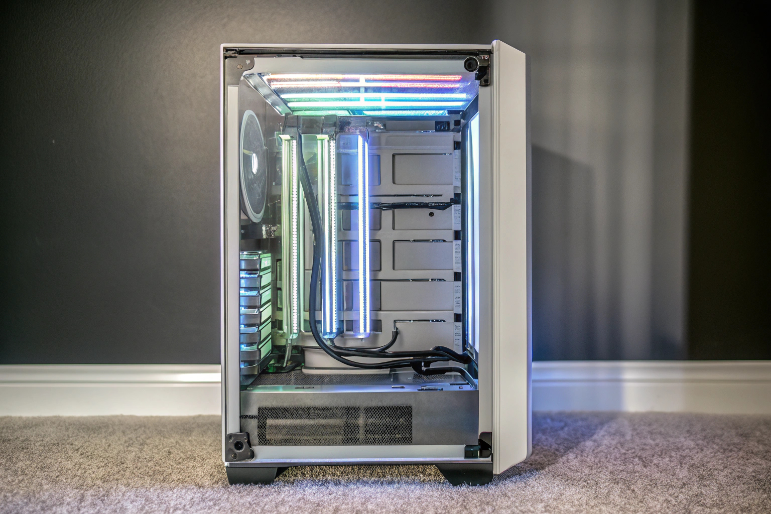 Ein Gaming-PC mit RGB-Beleuchtung und Wasserkühlungssystem. Gaming-PC mit RGB und Wasserkühlung