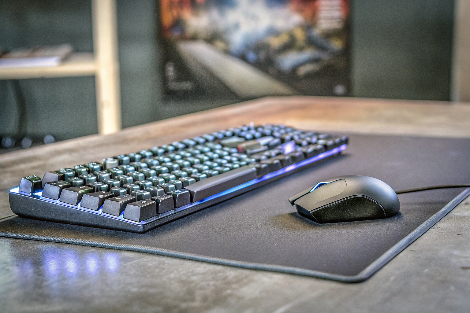 Ein Gaming-Set mit hochwertiger Ausrüstung, darunter eine mechanische Tastatur und eine Gaming-Maus. Hochwertige Gaming-Ausrüstung