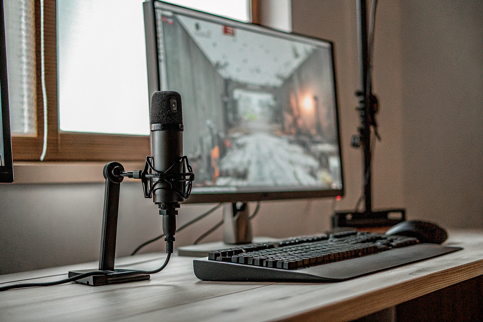 Ein Gaming-Setup mit einem hochwertigen Mikrofon und RGB-Beleuchtung für optimale Performance. Gaming-Setup mit Mikrofon und RGB-Beleuchtung
