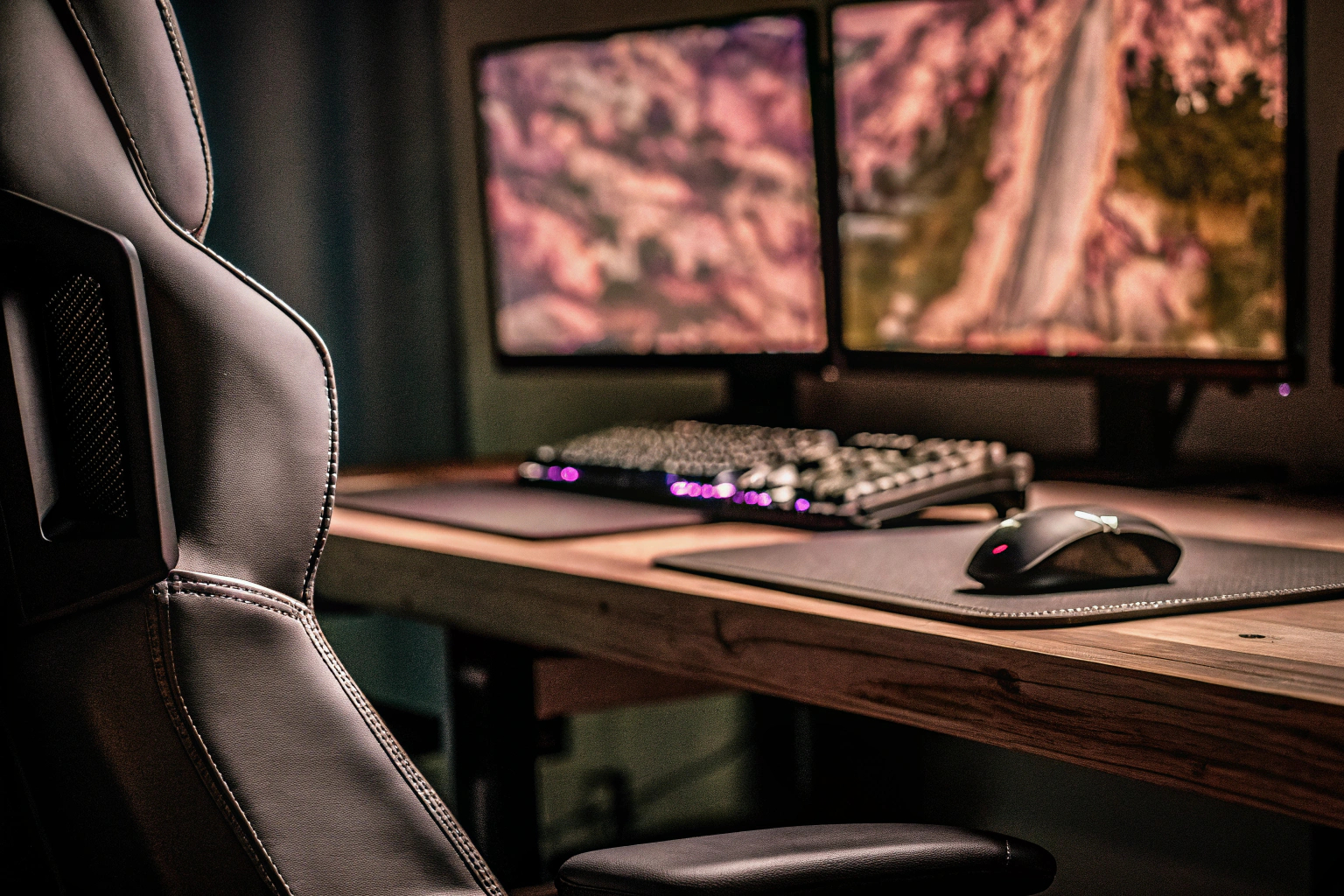 Ein Gaming-Setup mit einem leistungsstarken PC und Monitoren, das eine beeindruckende Grafik zeigt. Hochleistungs-Gaming-Setup