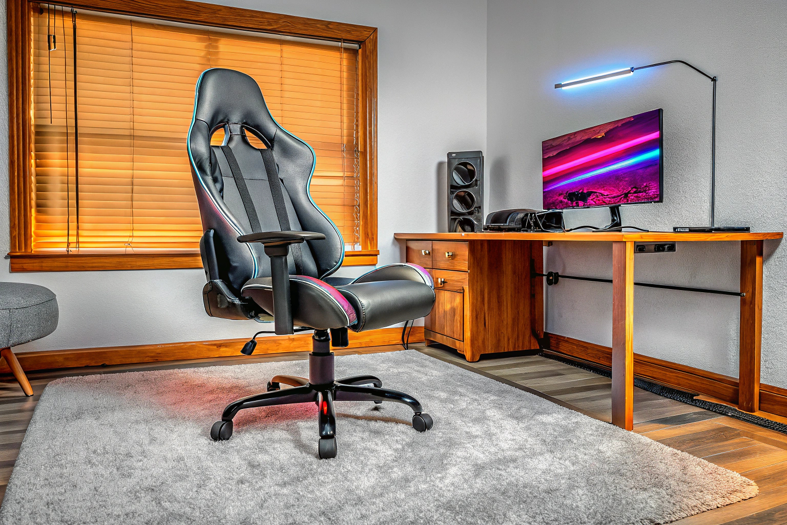 Ein Gaming-Stuhl in einem modernen Spielzimmer mit passender Gaming-Ausrüstung. Moderner Gaming-Stuhl im Spielzimmer