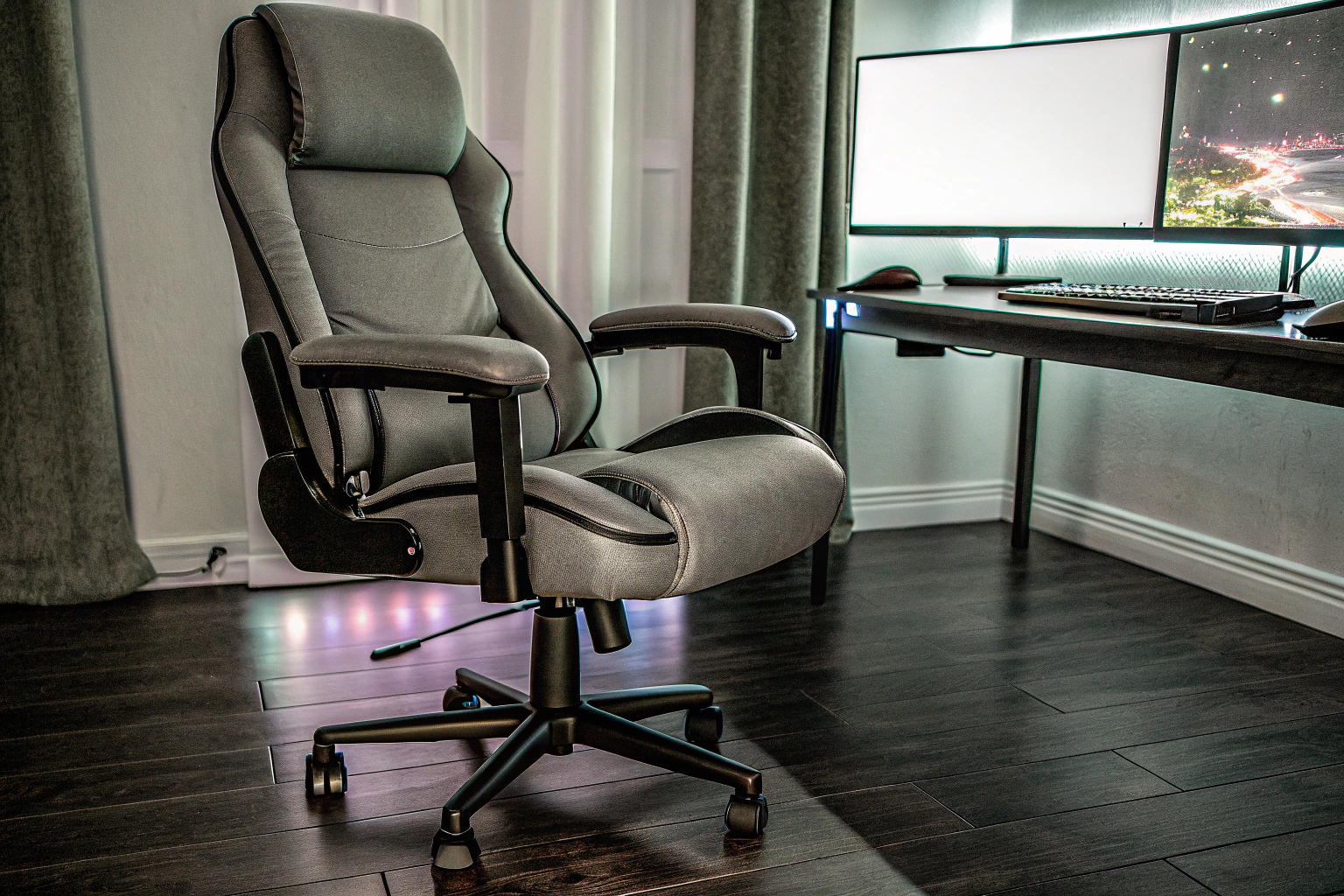 Ein Gaming-Stuhl mit Massagefunktion in einem modernen Gaming-Setup Gaming-Stuhl mit Massagefunktion