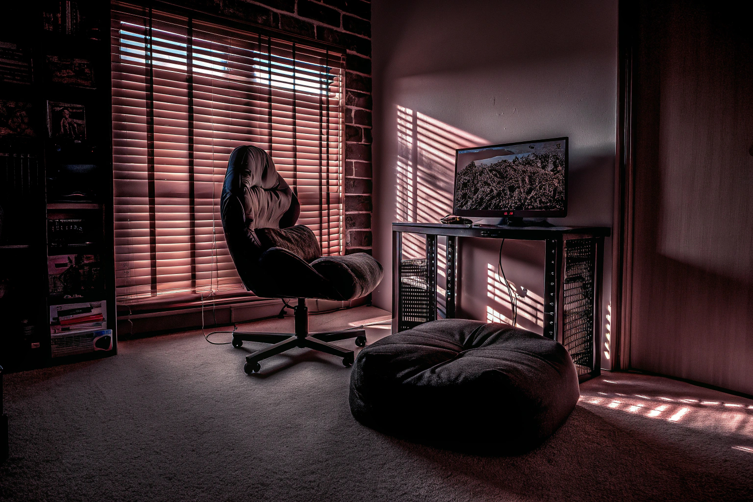 Ein gemütliches Gaming-Zimmer mit stilvoller Beleuchtung und bequemen Sitzmöglichkeiten. Gemütliches Gaming-Zimmer