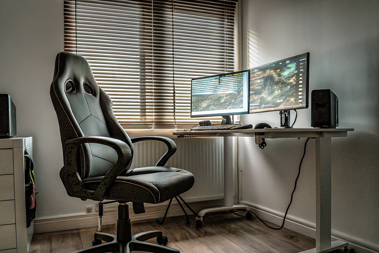 Ein gut ausgestatteter Gaming-Raum mit mehreren Monitoren und Gaming-Stuhl. Gaming-Raum