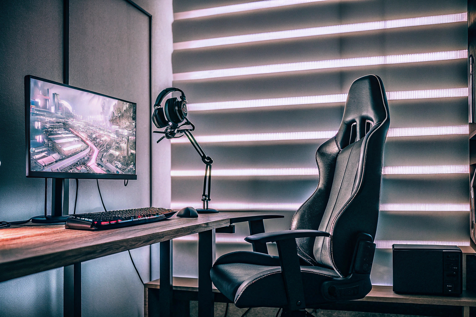 Ein gut beleuchtetes Streaming-Setup mit mehreren Softboxen. Beleuchtetes Streaming-Setup