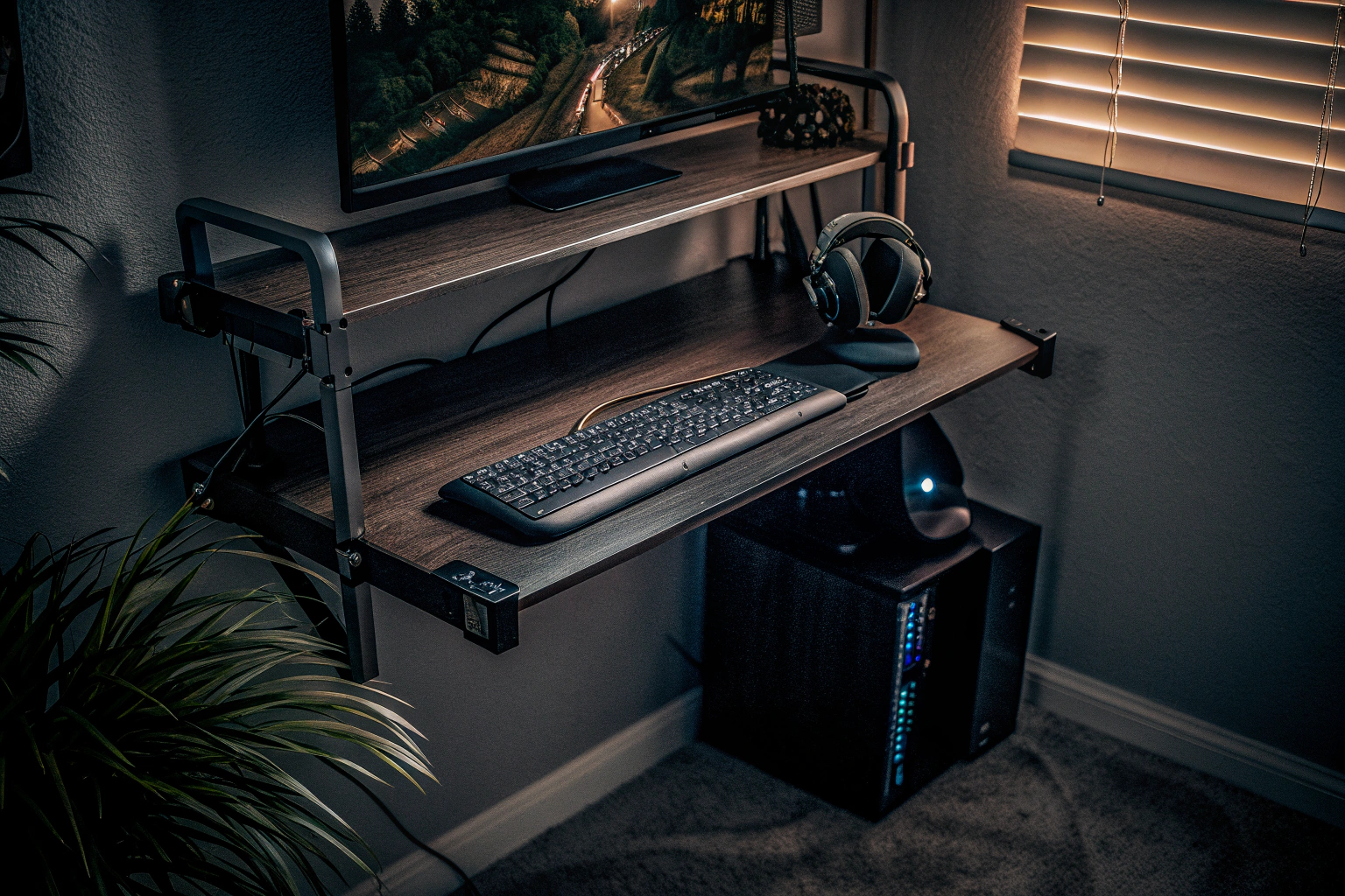 Ein gut organisierter Gaming-Schreibtisch mit Zubehör wie einem Wall Mount. Organisierter Gaming-Schreibtisch