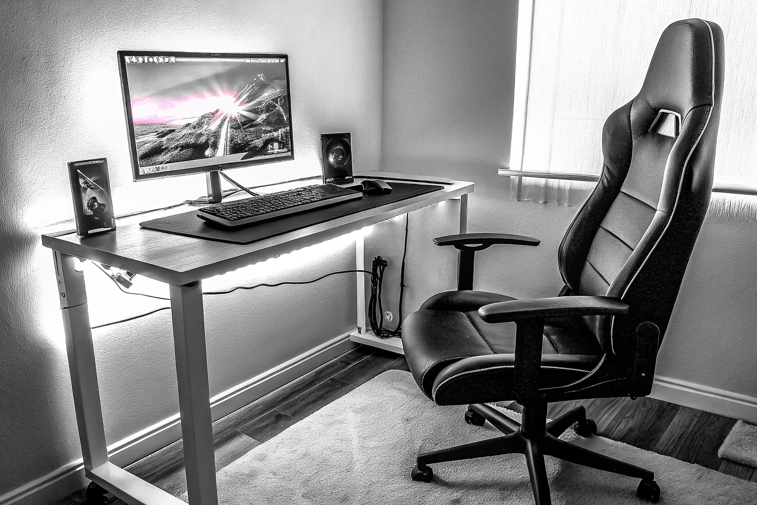 Ein gut organisiertes Gaming-Setup mit ergonomischen Peripheriegeräten und LED-Beleuchtung. Ergonomisches Gaming-Setup