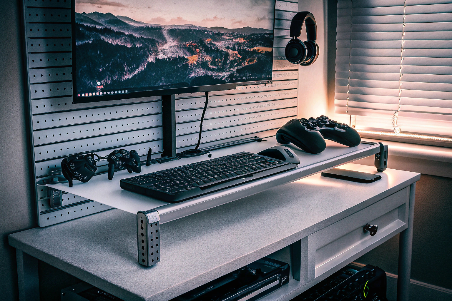 Ein gut organisiertes Gaming-Setup mit Stecktafel und Zubehör in einem modernen Spielzimmer. Organisiertes Gaming-Setup