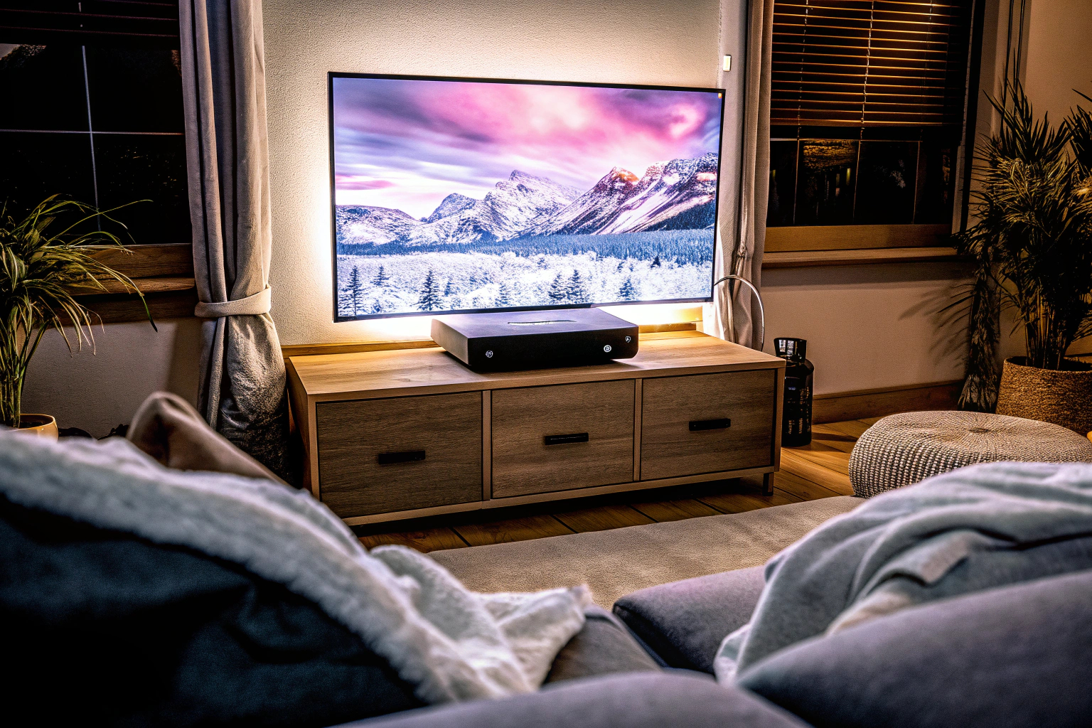 Ein Heimkino-Setup mit der Xiaomi Mi TV Box S, das ein eindrucksvolles 4K-Seherlebnis bietet. Xiaomi Mi TV Box S in einem Heimkino