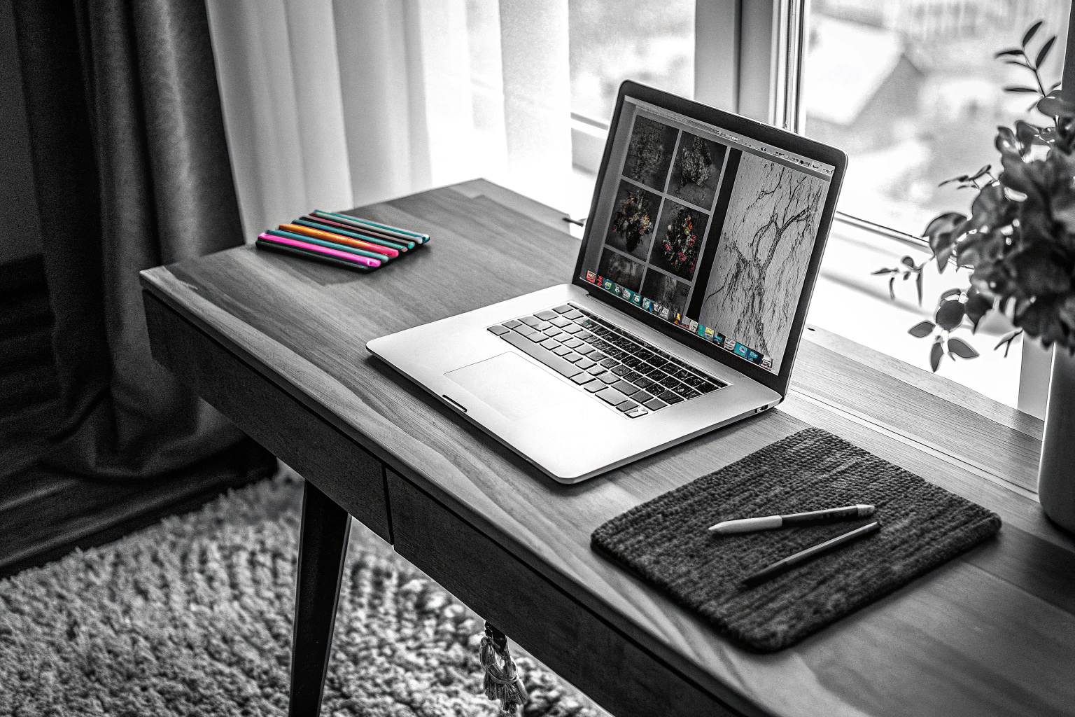 Ein inspirierender Arbeitsplatz mit kreativen Accessoires und einem leistungsstarken Laptop Inspirierender Arbeitsplatz